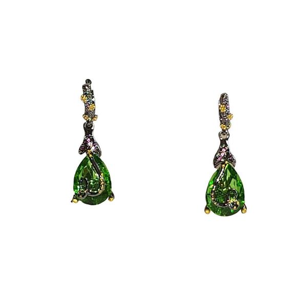 Gunmetal
and Gold Tone Vine Setting Green Pear Shape Drop Dangle Earrings - Picture 4 of 8